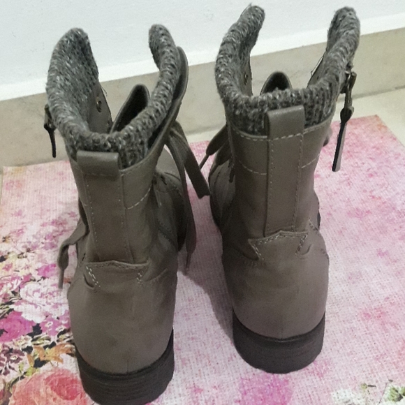 Boots - Picture 4 of 4